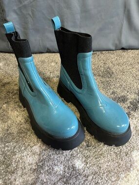 NWOT Circus by Sam Edelman
Women Leslie Lug Sole Boots Aqua - size 7.5